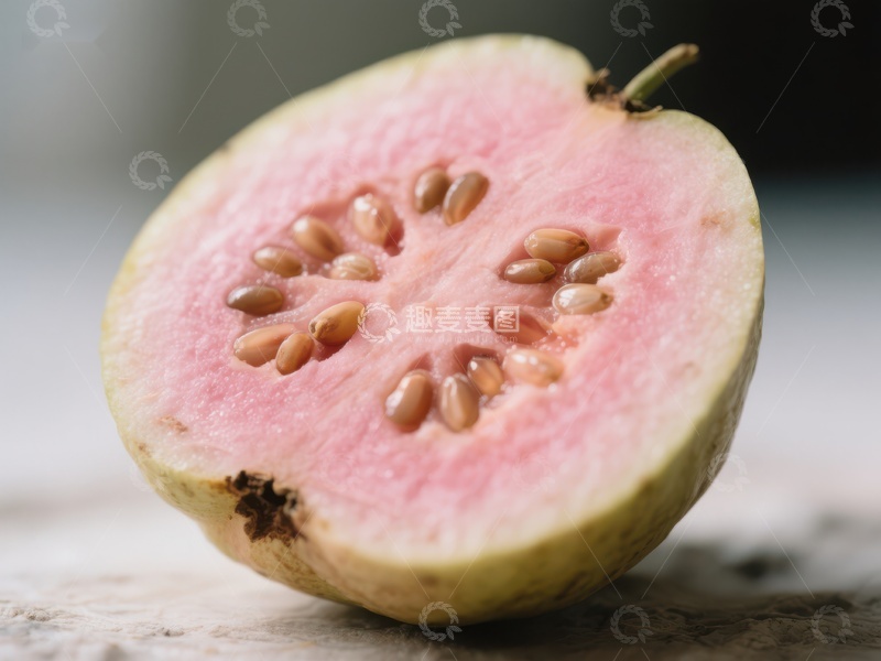 高清大图下载【趣麦麦图】切开的番石榴，展示粉红色果肉和种子
