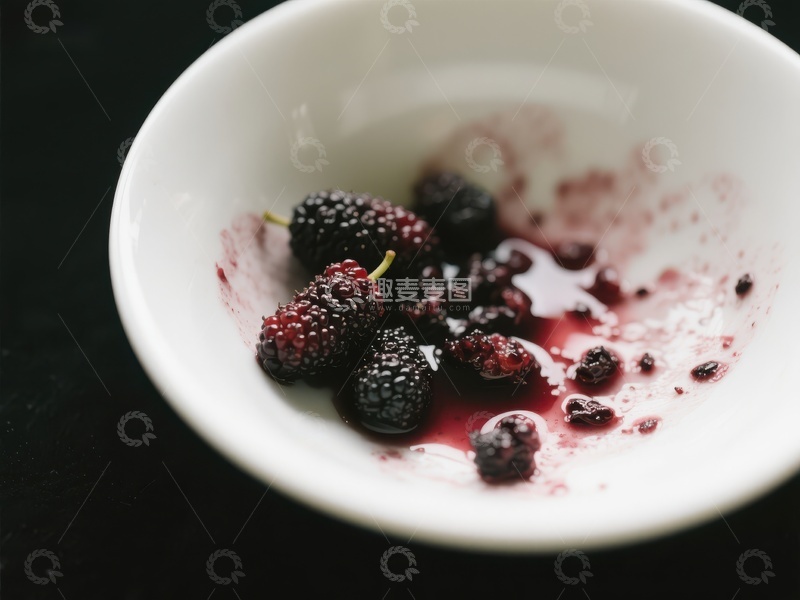 高清大图下载【趣麦麦图】白碗中的桑葚与汁液