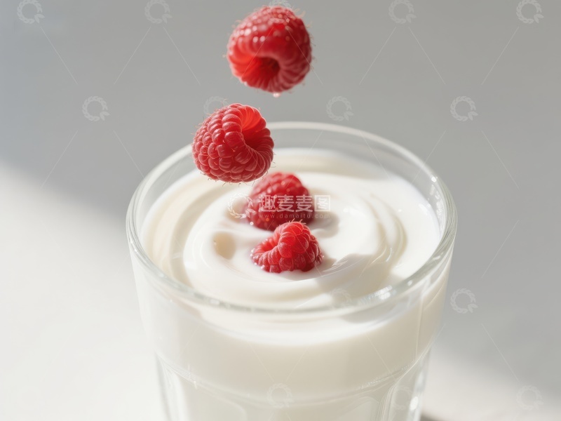 高清大图下载【趣麦麦图】酸奶杯上的新鲜覆盆子