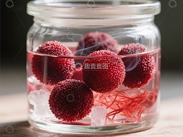 玻璃罐中的红色浆果与冰块