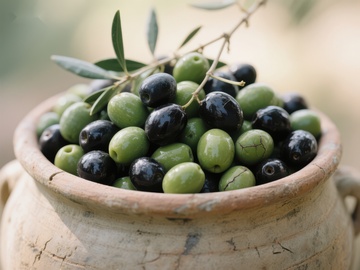 陶罐中的新鲜橄榄