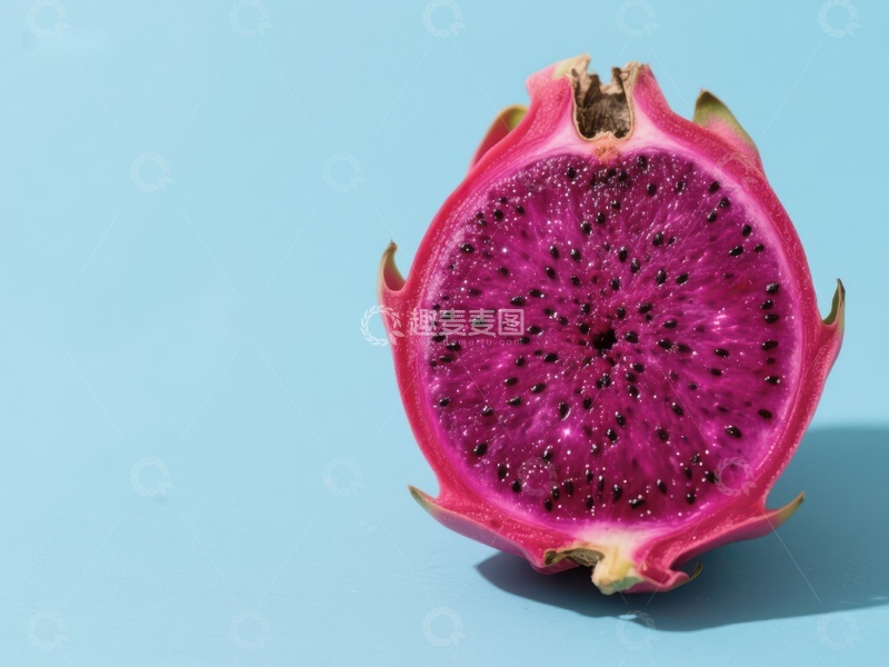 高清大图下载【趣麦麦图】切开的火龙果展示鲜艳紫色果肉