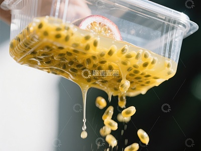 百香果汁倾泻而出，籽粒分明