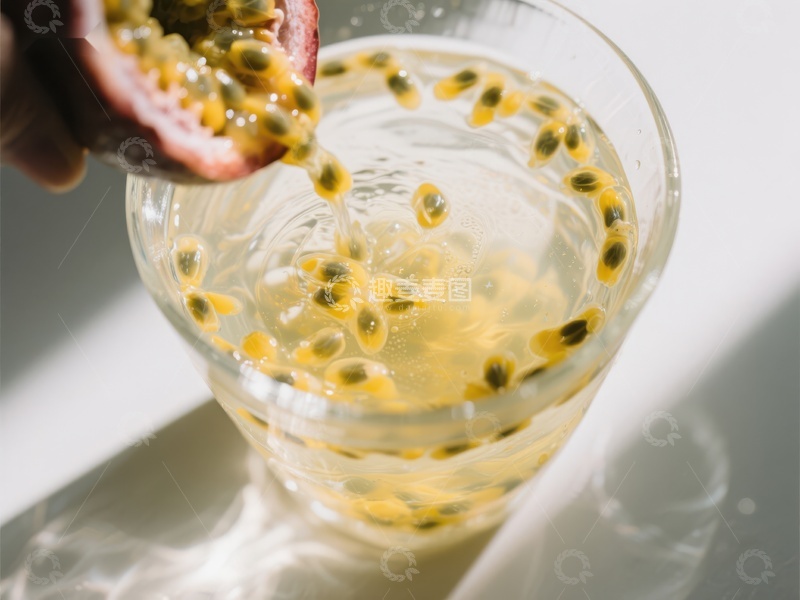 高清大图下载【趣麦麦图】百香果倒入透明饮品中