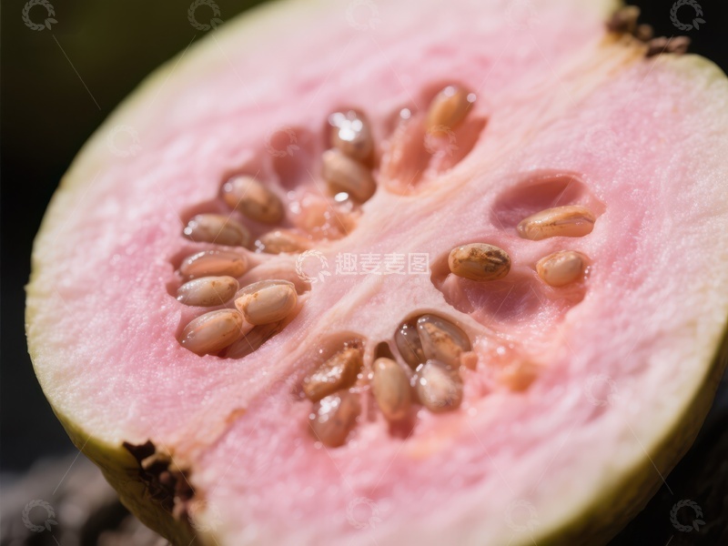 高清大图下载【趣麦麦图】切开的番石榴，展示粉红色果肉和种子
