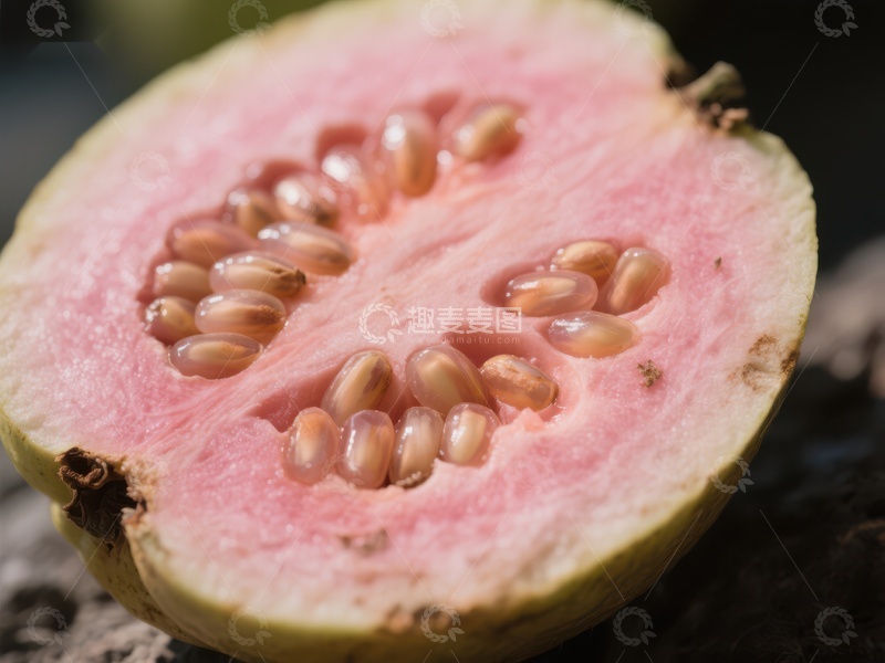 高清大图下载【趣麦麦图】切开的番石榴，展示粉红色果肉和种子