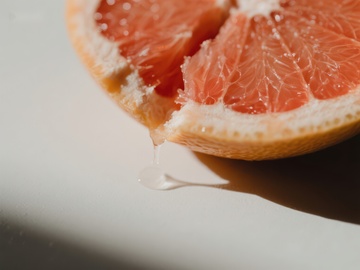 新鲜葡萄柚切片，汁液滴落