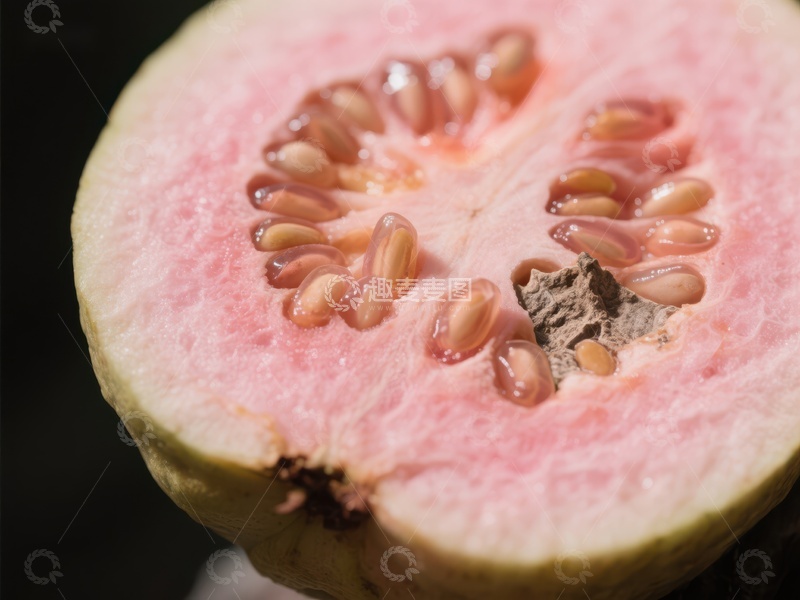 高清大图下载【趣麦麦图】切开的番石榴，展示粉红色果肉和种子