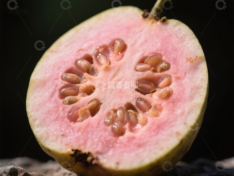 高清大图下载【趣麦麦图】切开的番石榴，展示粉红色果肉和种子