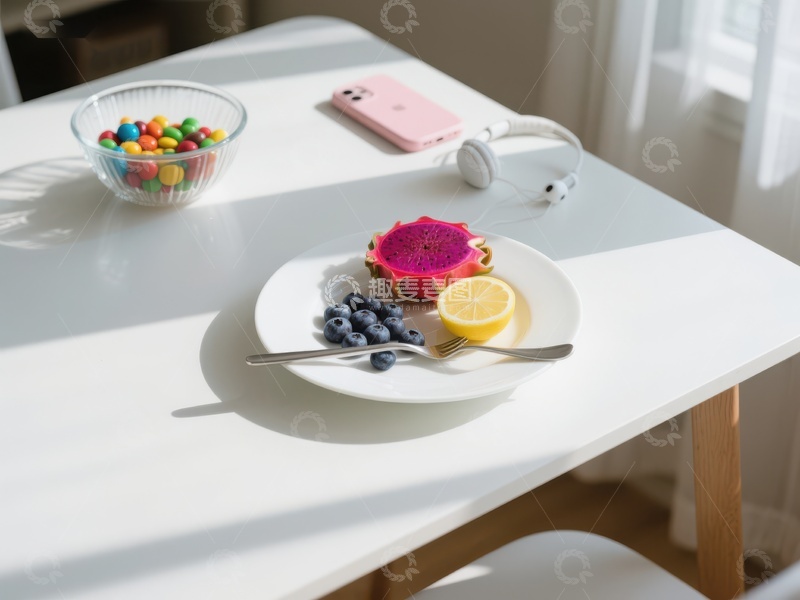高清大图下载【趣麦麦图】桌上美食与手机耳机的静谧时光