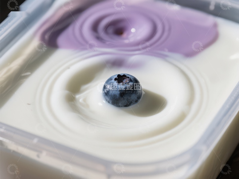 高清大图下载【趣麦麦图】蓝莓落入酸奶，激起紫色涟漪