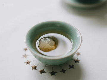 青瓷碗中茶汤与茶叶的静谧之美