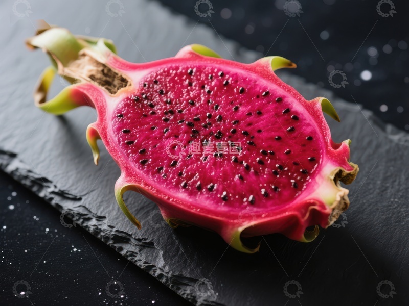高清大图下载【趣麦麦图】切开的火龙果展示鲜艳果肉