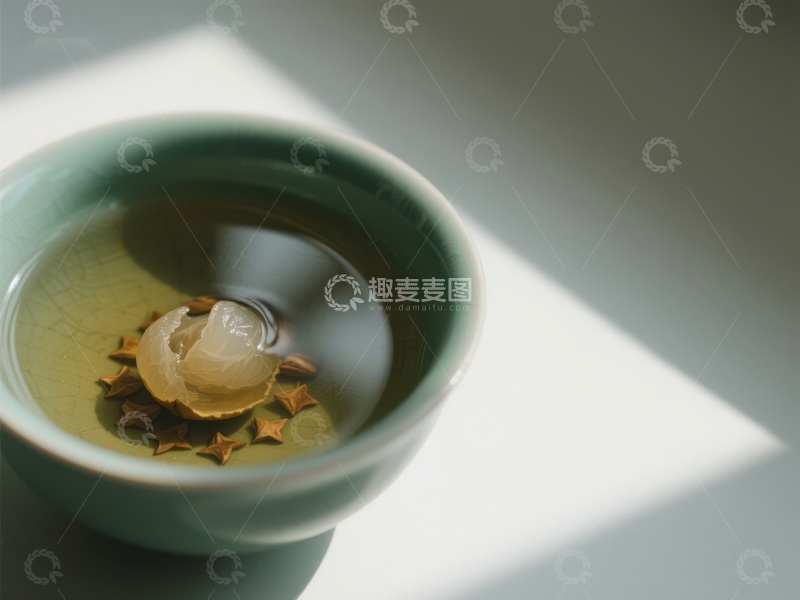 高清大图下载【趣麦麦图】青瓷茶碗中的清茶与冰糖