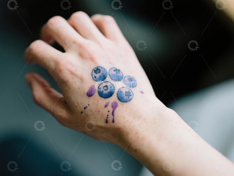 高清大图下载【趣麦麦图】手背上绘有蓝莓图案的创意艺术