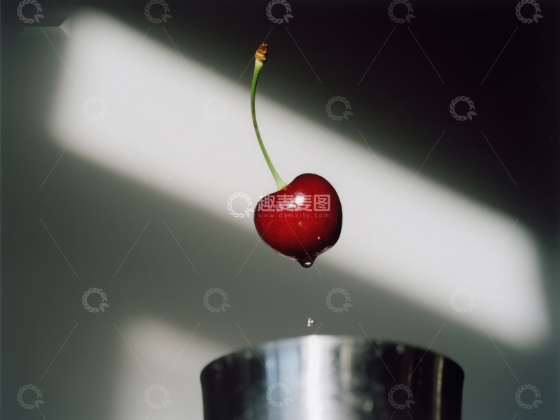 高清大图下载【趣麦麦图】单颗樱桃悬空滴水