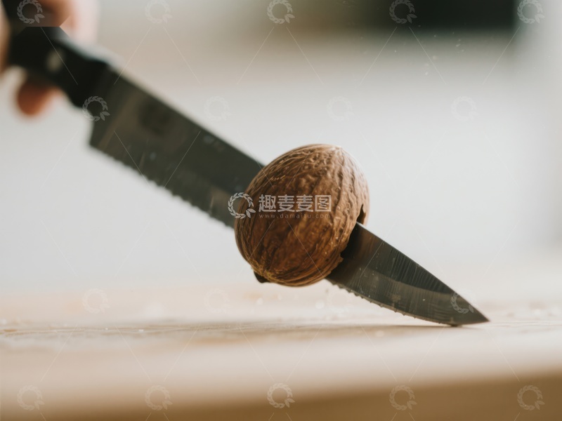高清大图下载【趣麦麦图】刀刃上的核桃特写