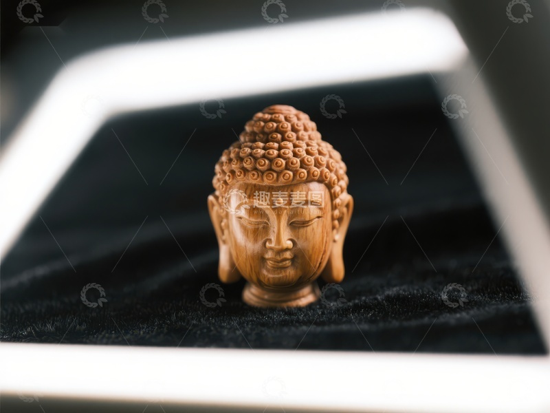 高清大图下载【趣麦麦图】木雕佛首静置现代框架中