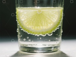 柠檬片泡在气泡水中