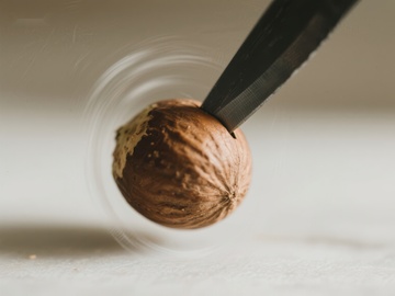 钳子夹持旋转的核桃