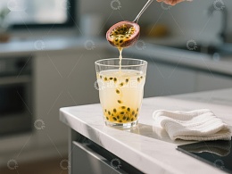 百香果汁倒入玻璃杯