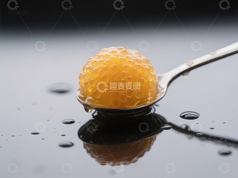 勺中金黄色鱼子酱特写