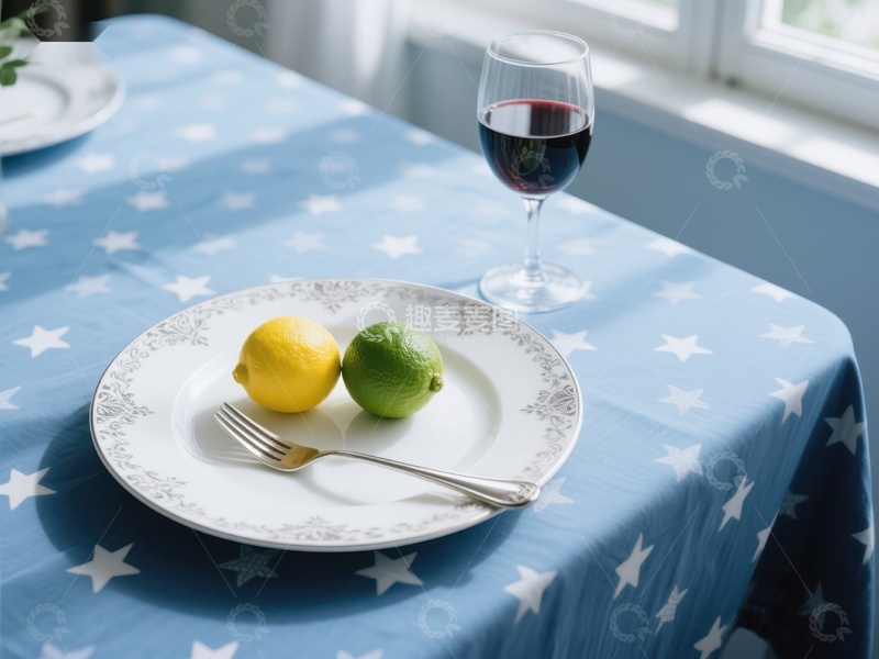 高清大图下载【趣麦麦图】蓝桌布上的柠檬青柠与红酒
