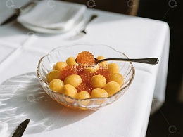 玻璃碗中的橙色鱼子酱与黄色小球