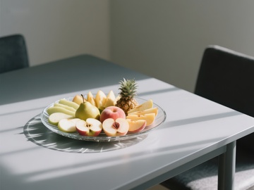 桌上摆放的水果拼盘
