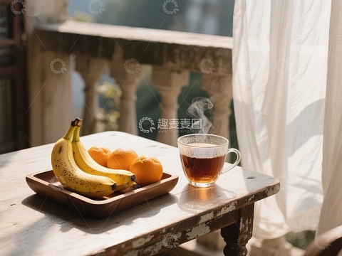 阳台上的早餐：热茶与水果