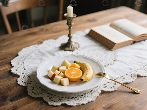 水果拼盘与书本的静谧餐桌