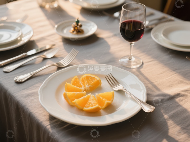 高清大图下载【趣麦麦图】精致餐桌上的橙片与红酒
