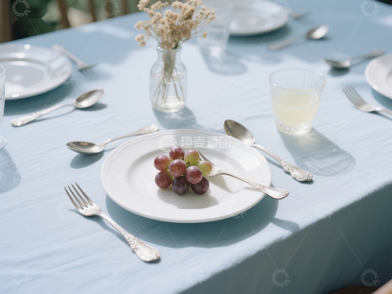 高清大图下载【趣麦麦图】优雅餐桌布置，葡萄点缀其间