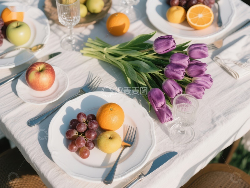高清大图下载【趣麦麦图】春日餐桌布置，紫色郁金香与水果点缀