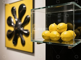 柠檬展示与抽象艺术画作