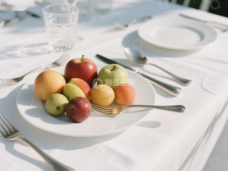 高清大图下载【趣麦麦图】餐桌上的水果盘与餐具