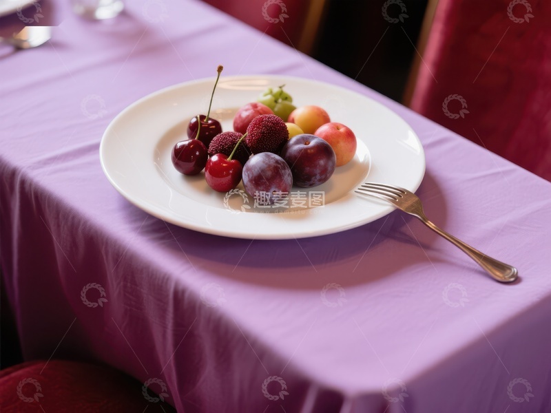 高清大图下载【趣麦麦图】紫色桌布上的水果盘