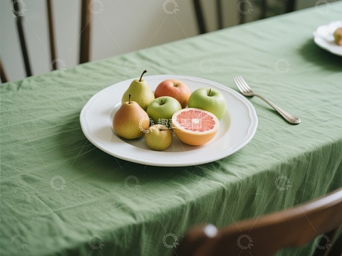 绿桌布上的水果盘