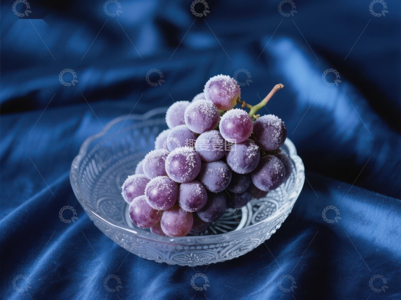 高清大图下载【趣麦麦图】-晶莹紫葡萄置于蓝色布景之上