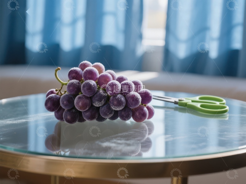 高清大图下载【趣麦麦图】紫葡萄与剪刀置于玻璃桌