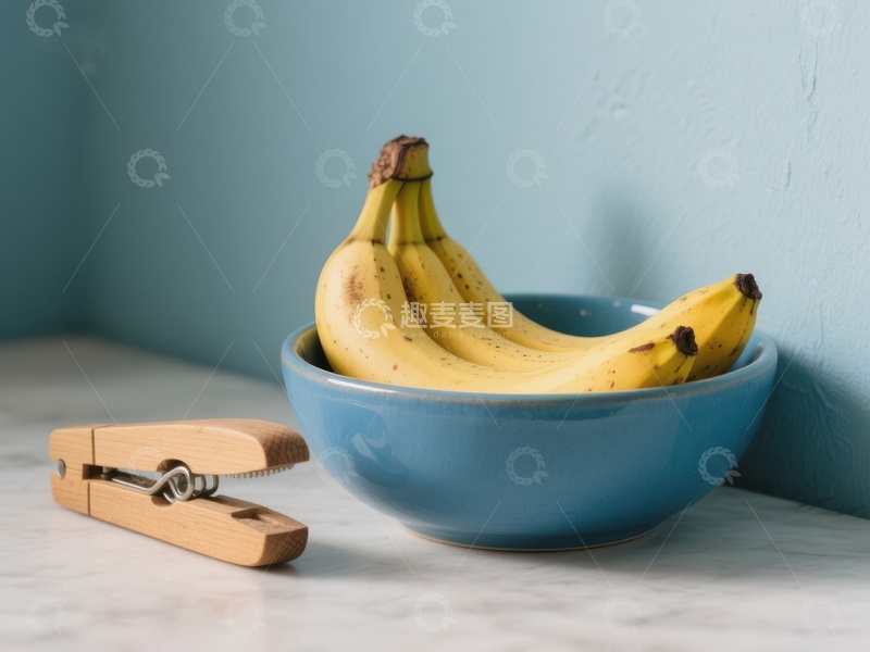 高清大图下载【趣麦麦图】蓝色碗中的香蕉与木质夹子
