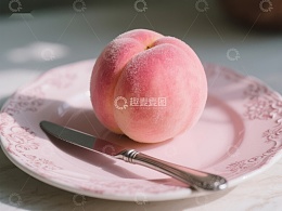 桃子置于粉色盘中，配以刀具