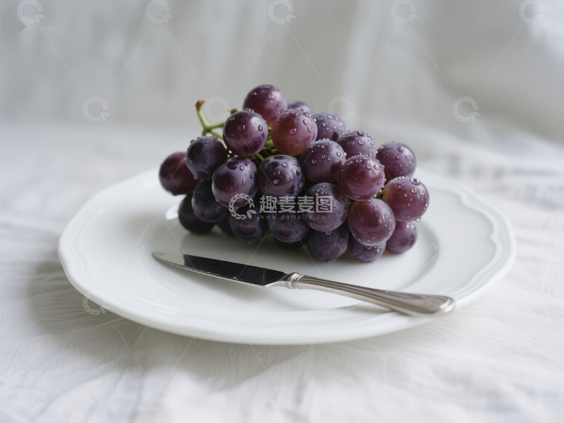 高清大图下载【趣麦麦图】盘中紫葡萄与刀叉
