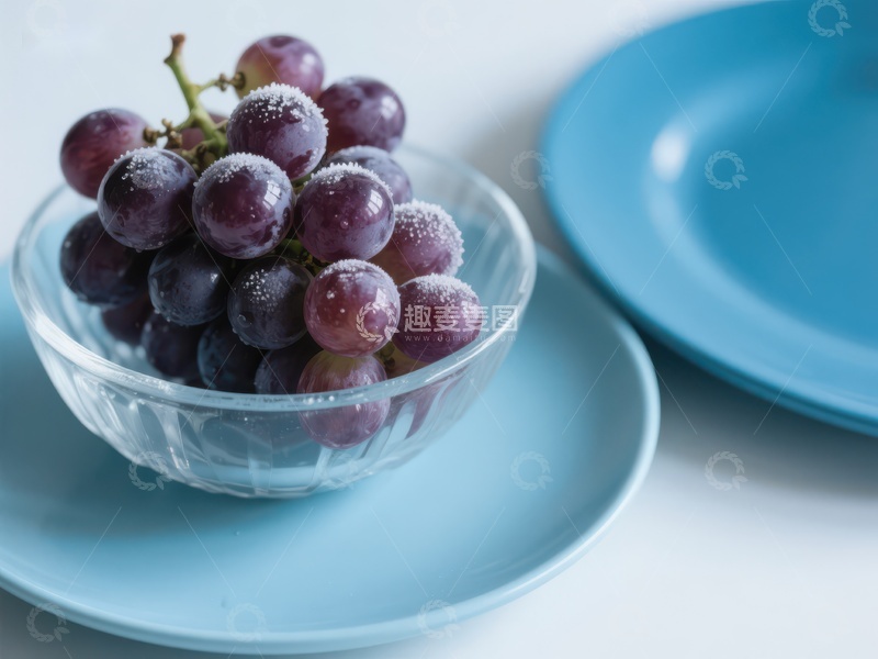高清大图下载【趣麦麦图】透明碗中的紫葡萄与蓝色盘子