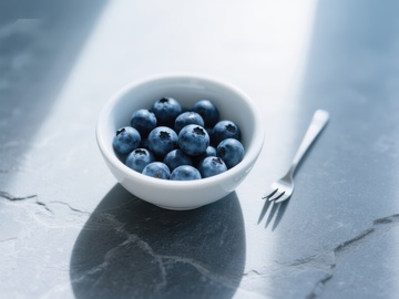 蓝莓小碗与叉子静置桌面