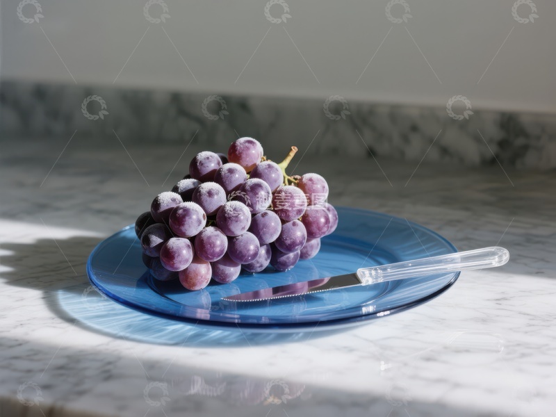 高清大图下载【趣麦麦图】蓝盘上的紫葡萄