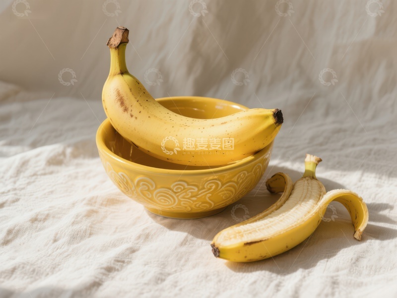 高清大图下载【趣麦麦图】黄色香蕉置于陶瓷碗中