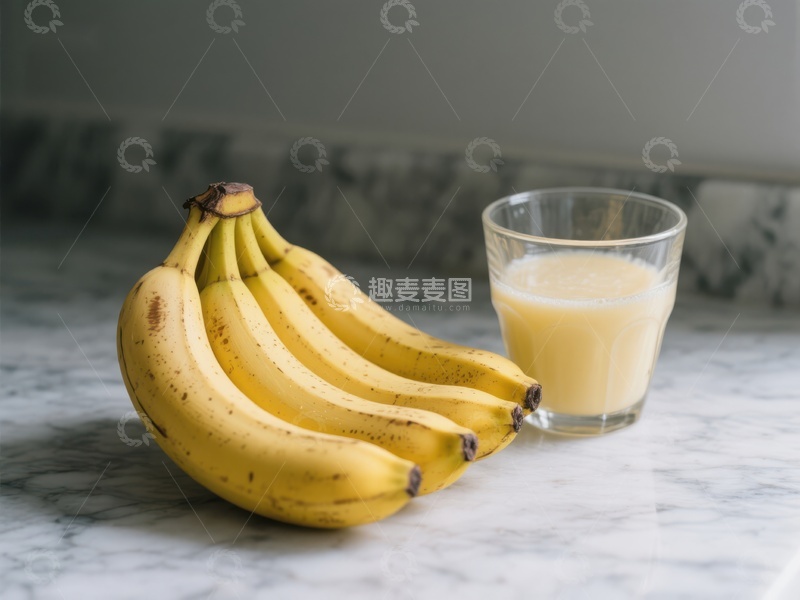 高清大图下载【趣麦麦图】香蕉与牛奶饮品静置大理石台面