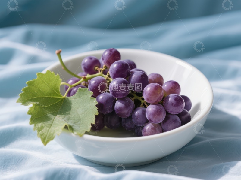 高清大图下载【趣麦麦图】紫葡萄盛于白碗中，绿叶点缀