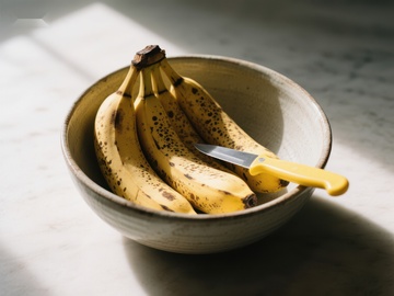 碗中熟透的香蕉与黄色刀具